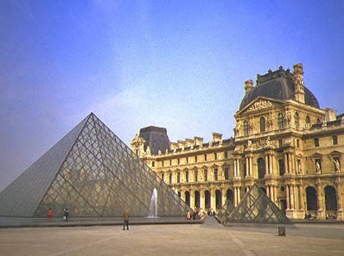 Tour di Parigi in nave hotel. Foto del Louvre.
